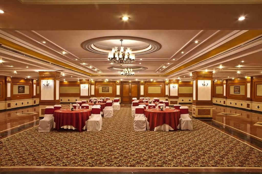 The Bristol Hotell Gurgaon Eksteriør bilde