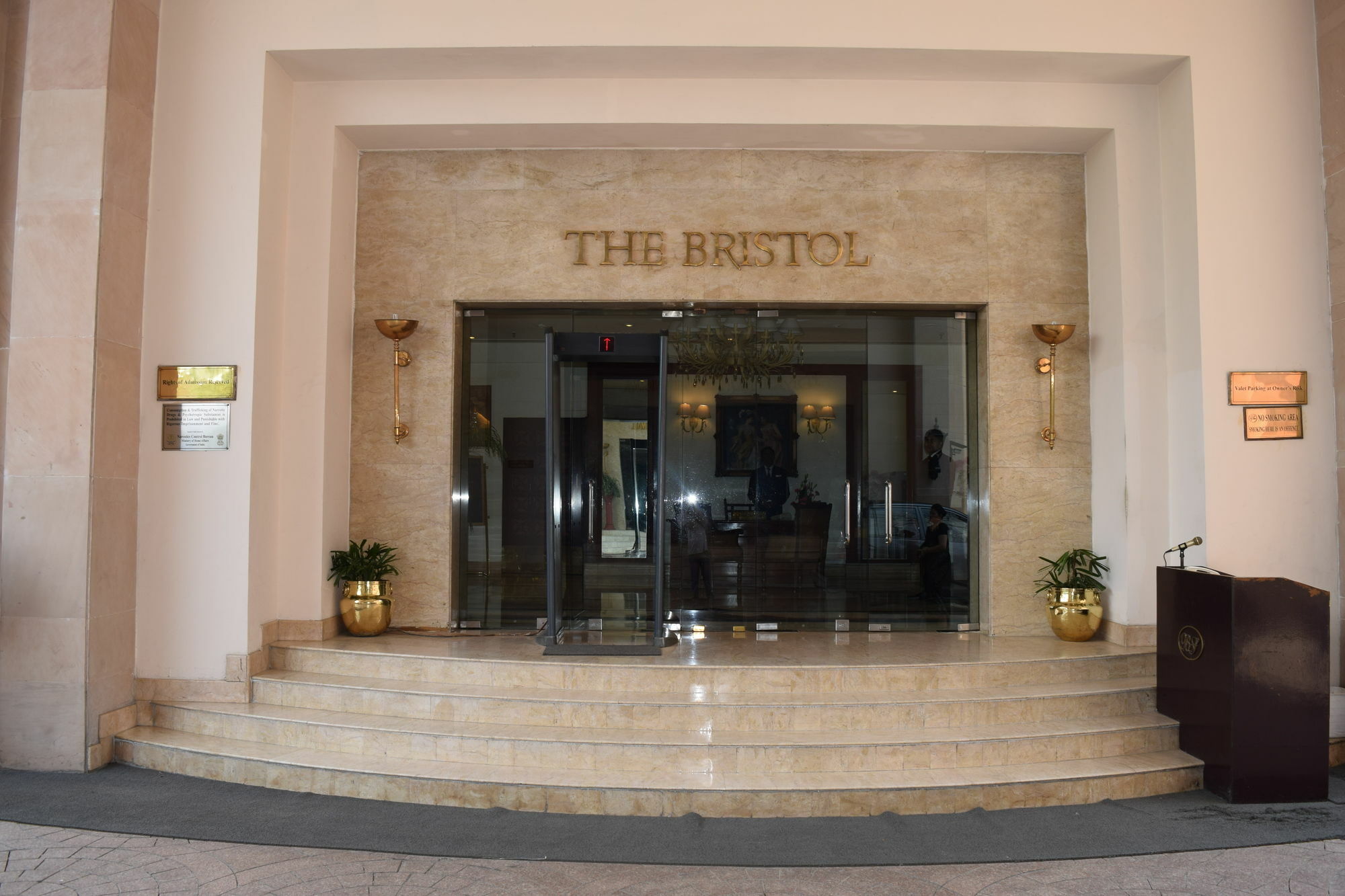 The Bristol Hotell Gurgaon Eksteriør bilde