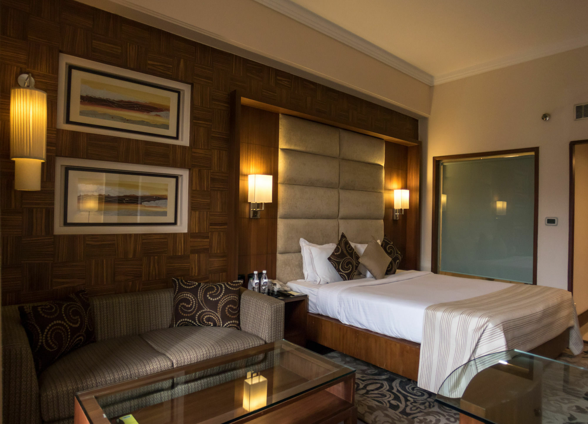 The Bristol Hotell Gurgaon Eksteriør bilde